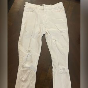 WHITE RIPPED HOLLISTER JEANS